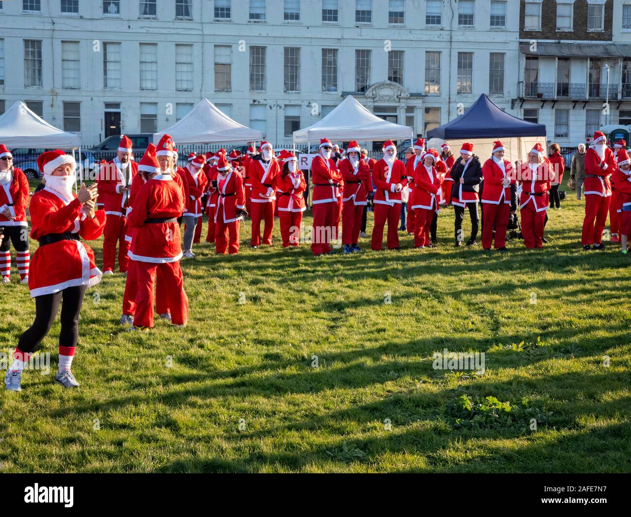 Santa Natale carità eseguire in Margate Kent REGNO UNITO Foto Stock