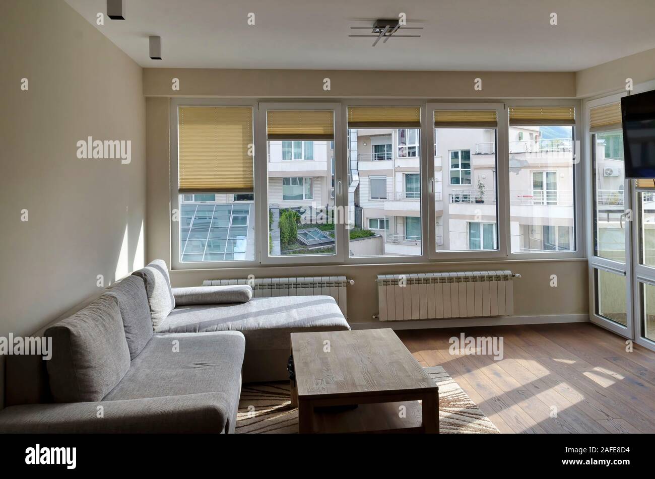 Parte di una struttura ristrutturata di recente e soggiorno con TV, Sofia, Bulgaria, Europa Foto Stock