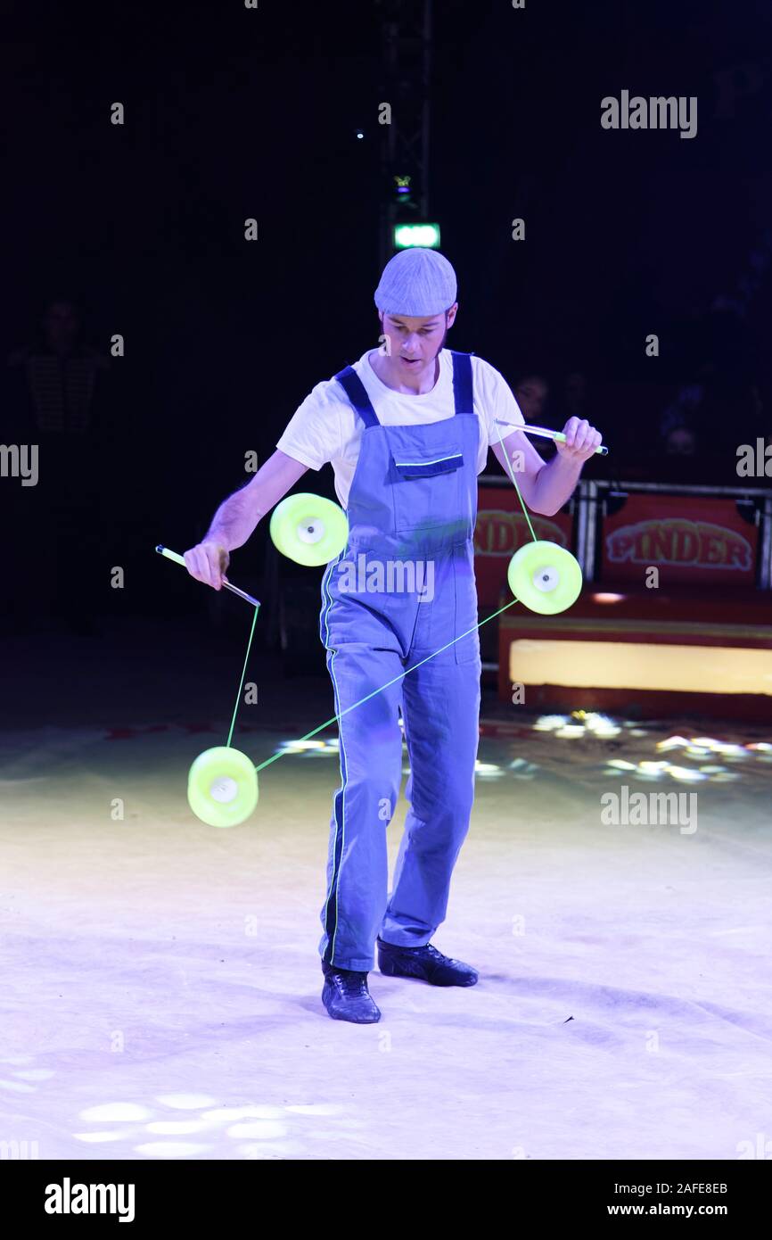 Parigi, Francia. Xiv Dic, 2019. Loïc del Egido (diabolo) esegue durante la legende continuare da Pinder Circus presso La Pelouse De Reuilly, a Parigi. Foto Stock