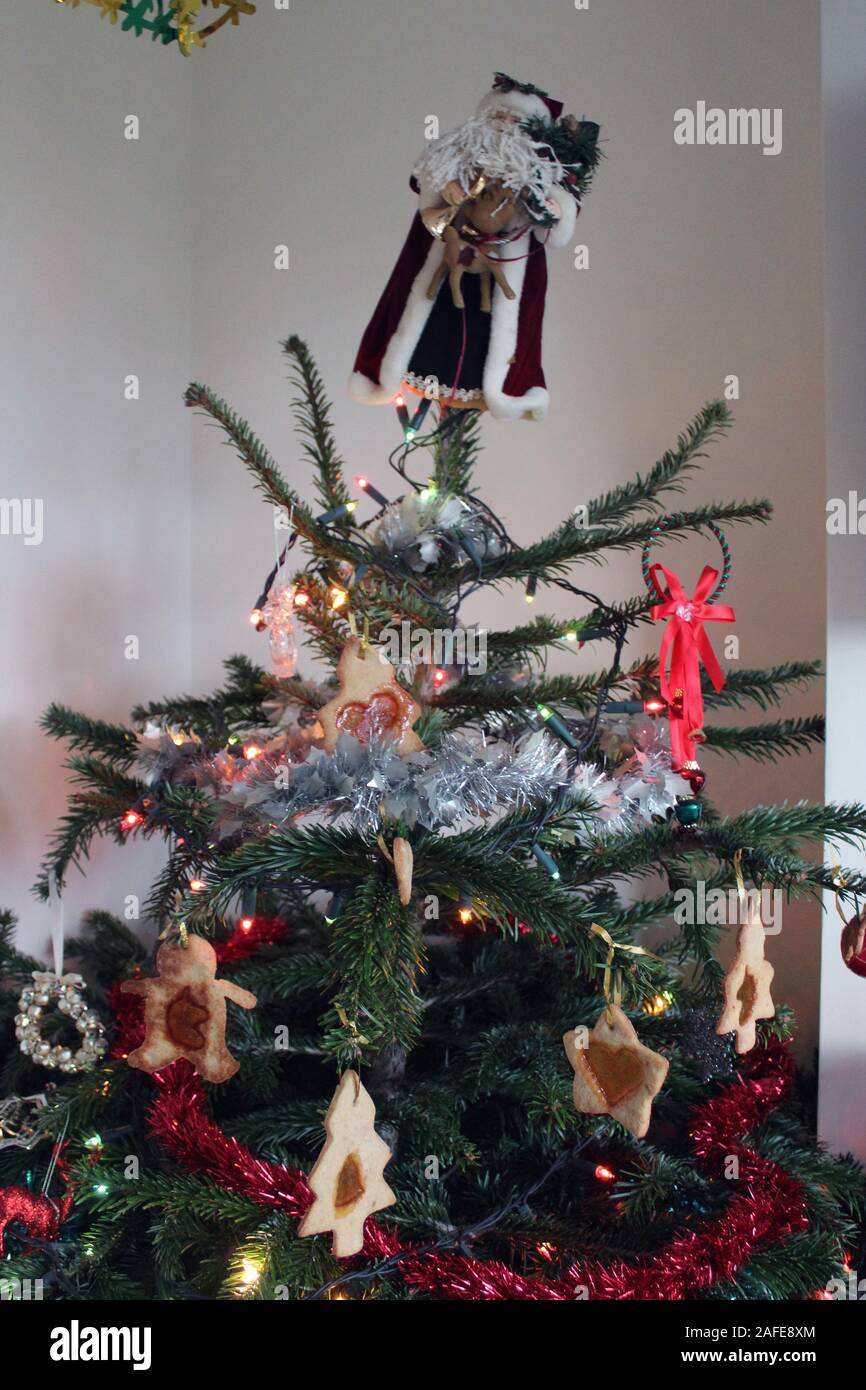 Il vetro macchiato Biscuit Decorazione per albero di Natale Foto Stock