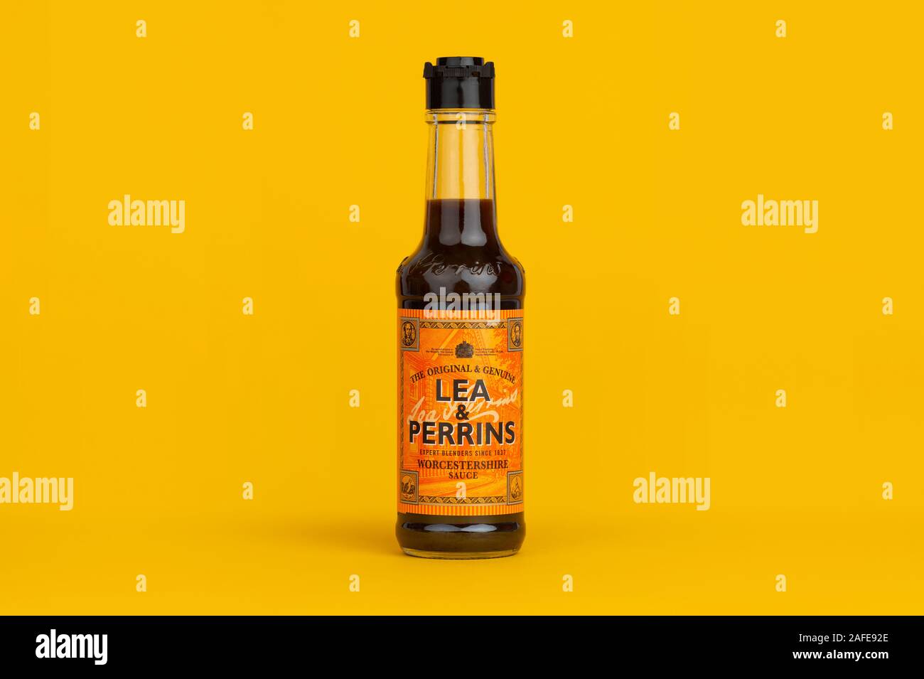 Una bottiglia di Lea & Perrins salsa Worcestershire shot su sfondo giallo. Foto Stock