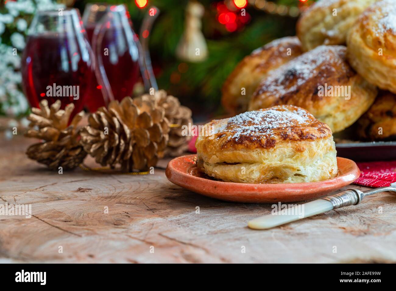 In casa natale di pasta sfoglia pasticci di carne macinata con albero di Natale in background Foto Stock