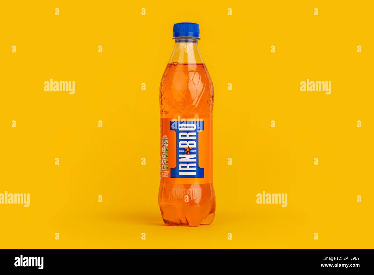 Una bottiglia di Barr Irn Bru shot su sfondo giallo. Foto Stock