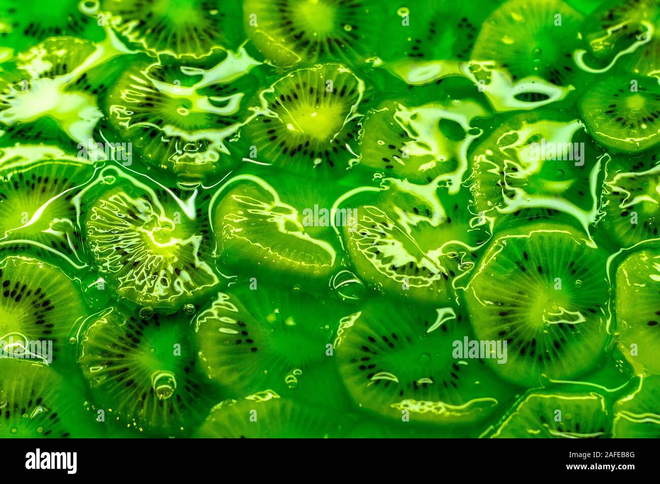 Green jelly con fette di frutta naturale - kiwi. Close up. Vista da sopra. Foto Stock