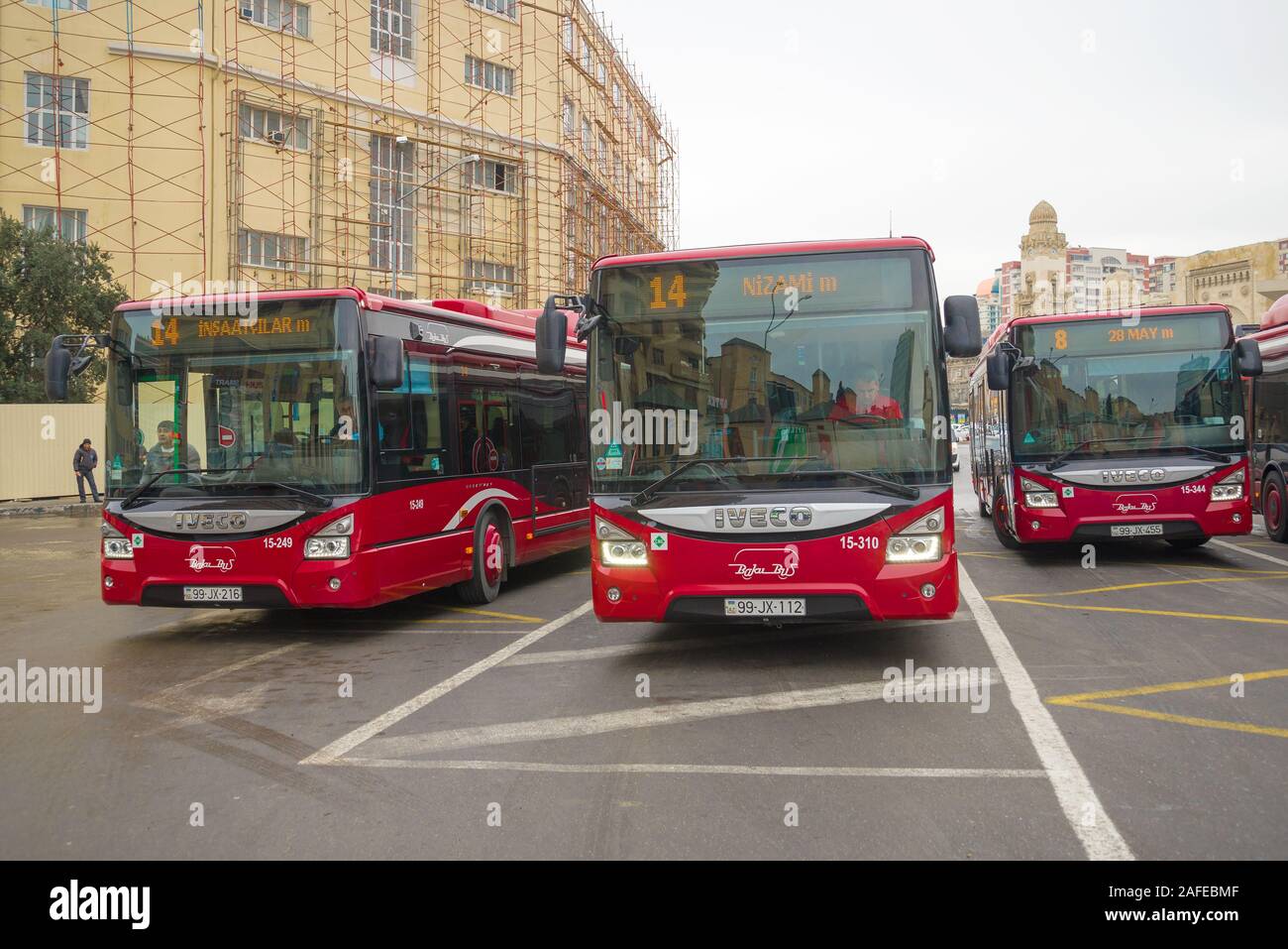 BAKU in Azerbaijan - Gennaio 05, 2018: tre città moderna autobus Iveco ad una fermata degli autobus in una mattina di gennaio Foto Stock