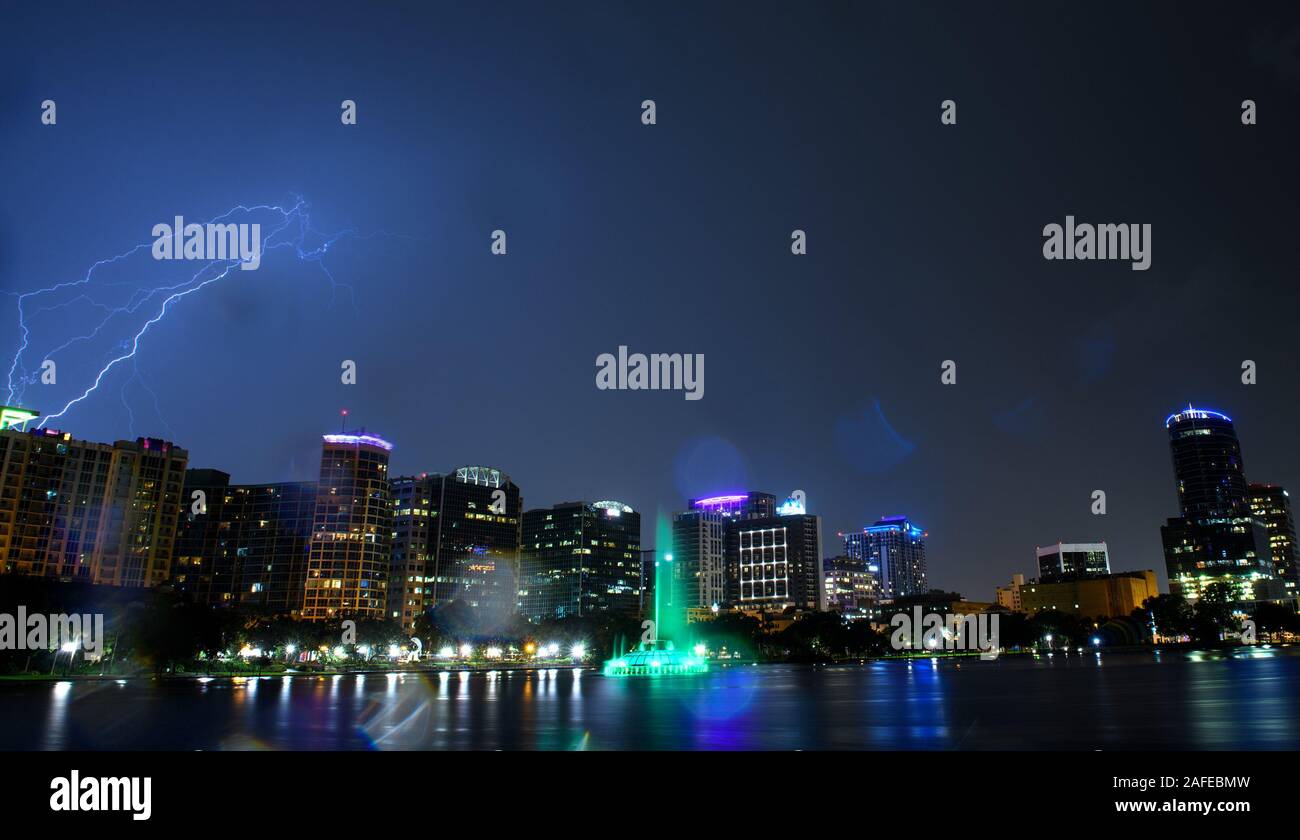 Un fulmine durante un temporale estivo a Lake Eola Park con il centro cittadino di Orlando, Florida skyline. Foto Stock