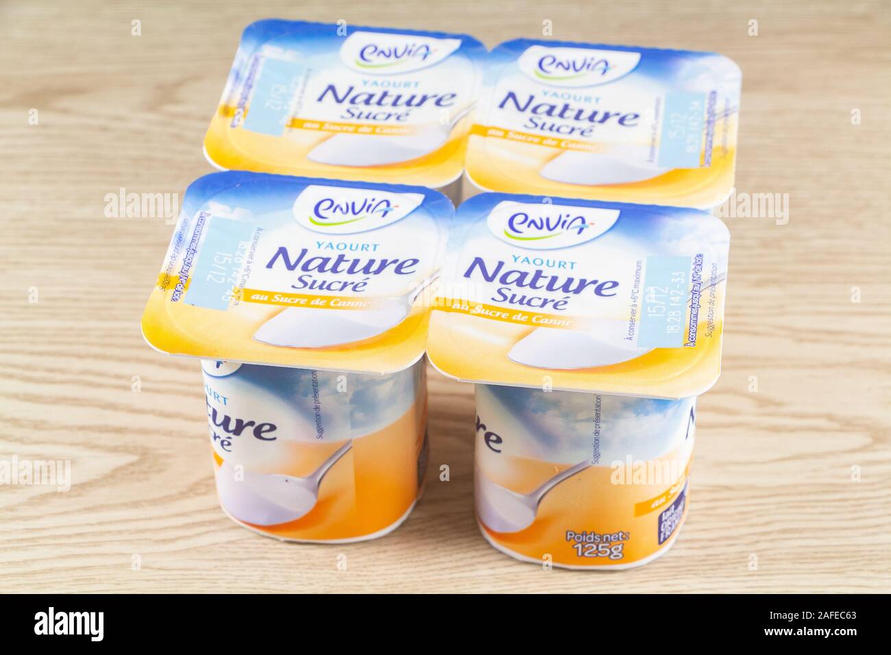 Primelin - Francia, Novembre 27, 2019 : Pack di Envia yogurt con zucchero di canna proveniente dalla Francia Foto Stock
