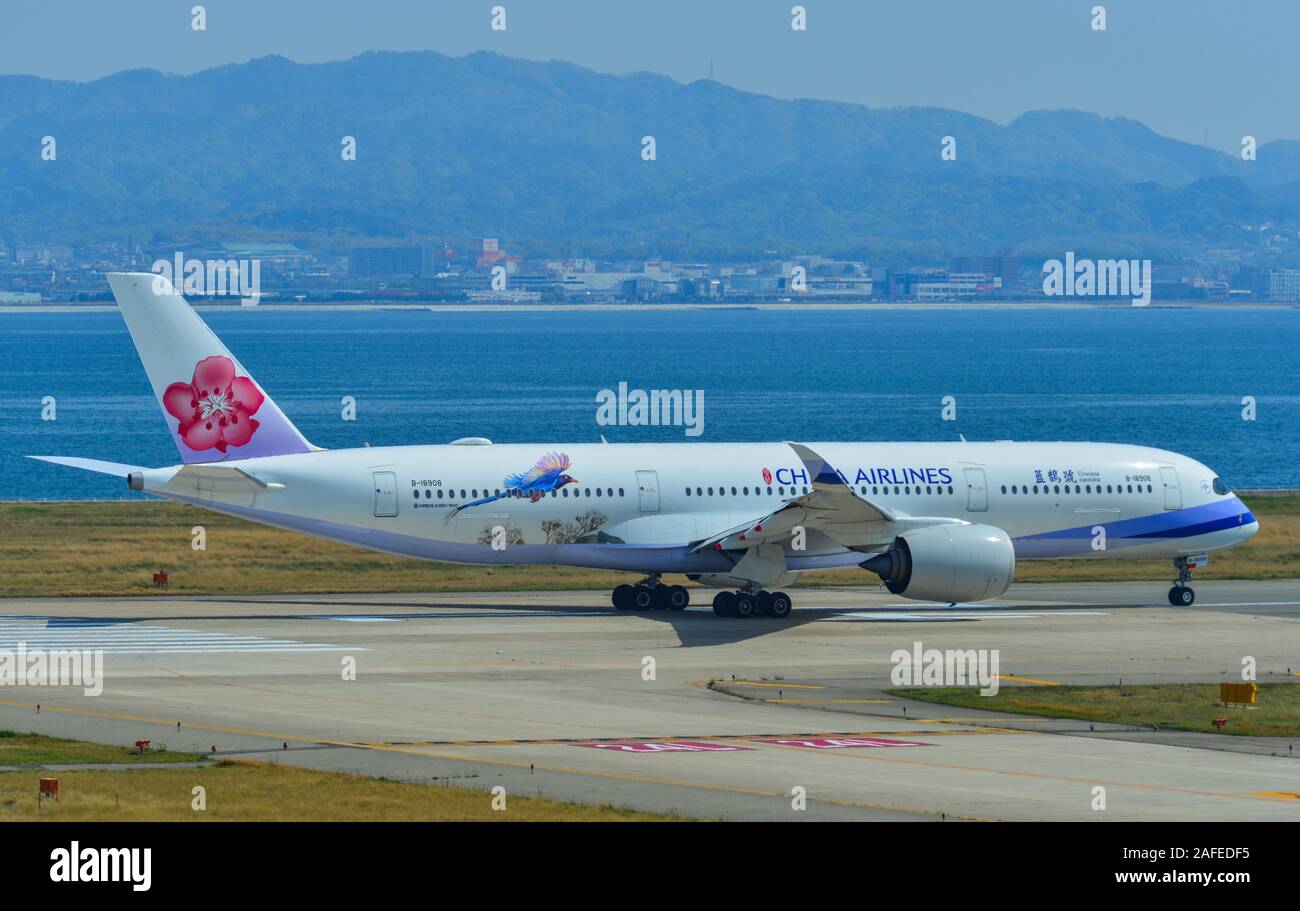 Osaka, Giappone - Apr 18, 2019. B-18908 China Airlines Airbus A350-900 (Taiwan Blue Gazza - Urocissa caerulea) rullaggio sulla pista di aeroporto Kansai (KI Foto Stock