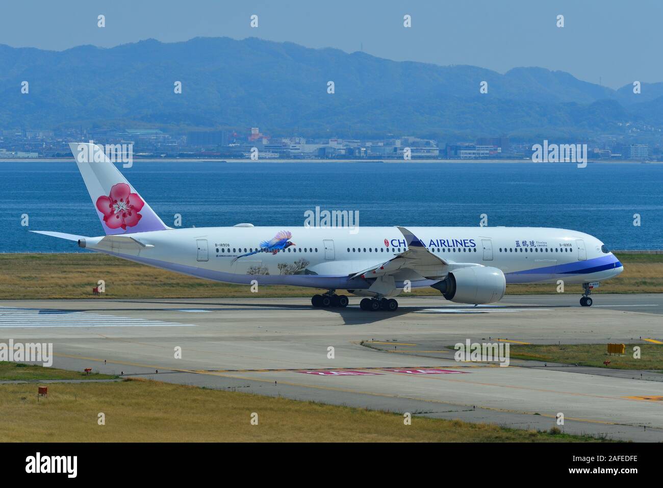 Osaka, Giappone - Apr 18, 2019. B-18908 China Airlines Airbus A350-900 (Taiwan Blue Gazza - Urocissa caerulea) rullaggio sulla pista di aeroporto Kansai (KI Foto Stock