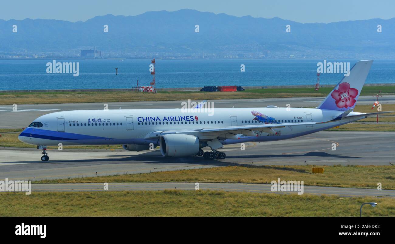Osaka, Giappone - Apr 18, 2019. B-18908 China Airlines Airbus A350-900 (Taiwan Blue Gazza - Urocissa caerulea) rullaggio sulla pista di aeroporto Kansai (KI Foto Stock