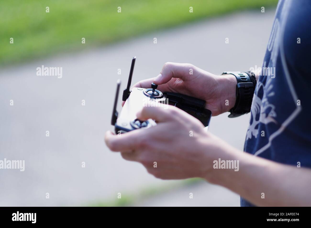Pannello di controllo con joystick, antenne e touch screen in mani maschio Foto Stock Pannello di controllo con joystick, antenne e touch screen in mani maschio Foto Stock
