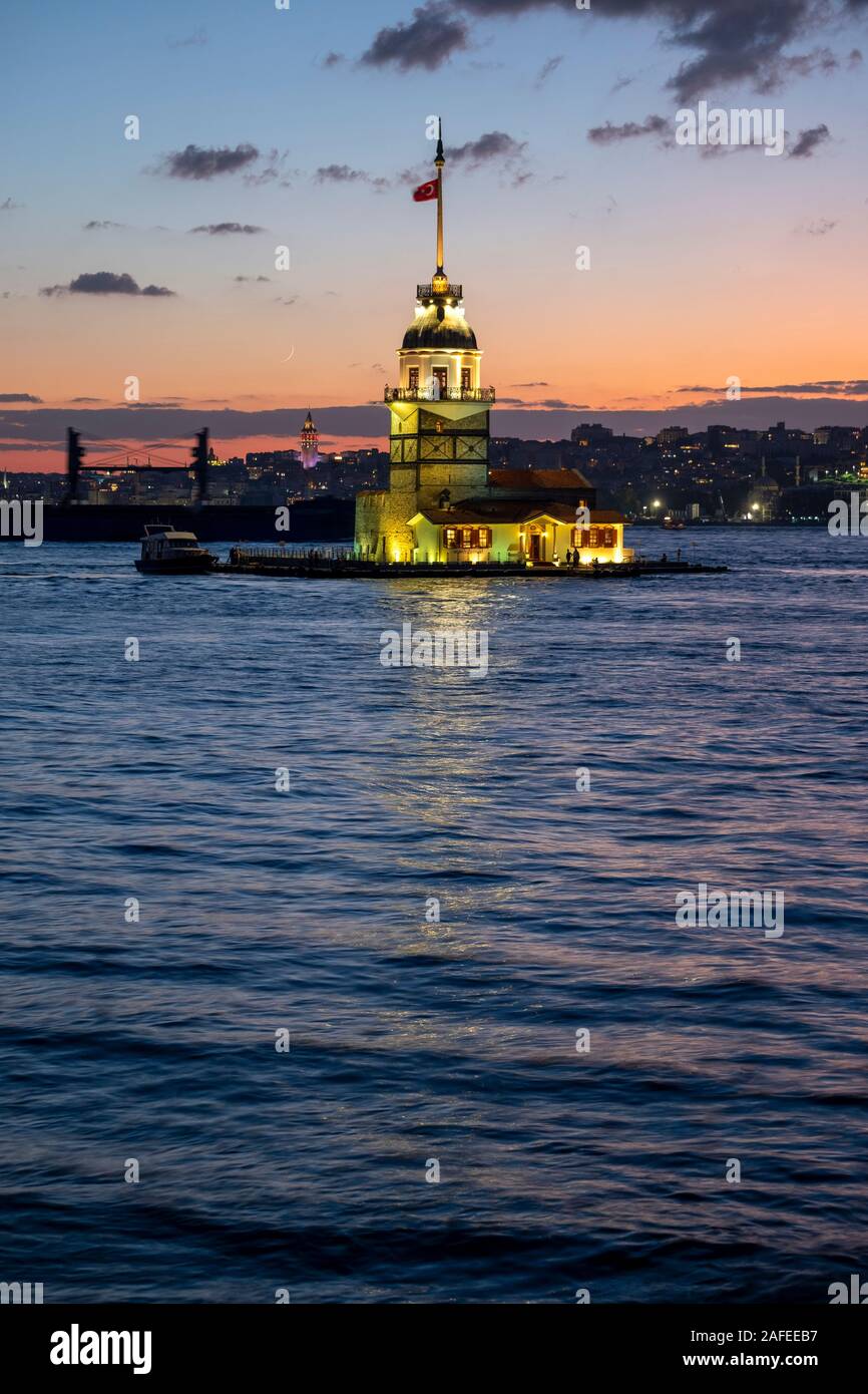 Maiden's Tower al tramonto ad Istanbul in Turchia. Foto Stock