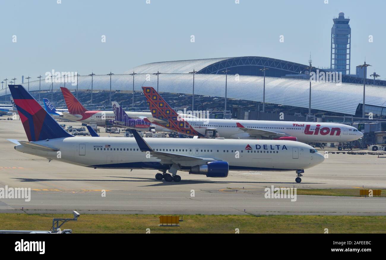 Osaka, Giappone - Apr 18, 2019. Delta Air Lines N1200K (Boeing 767-300ER) di rullaggio sulla pista dell'aeroporto di Kansai (KIX). Kansai è la terza più trafficati in Giappone, Foto Stock