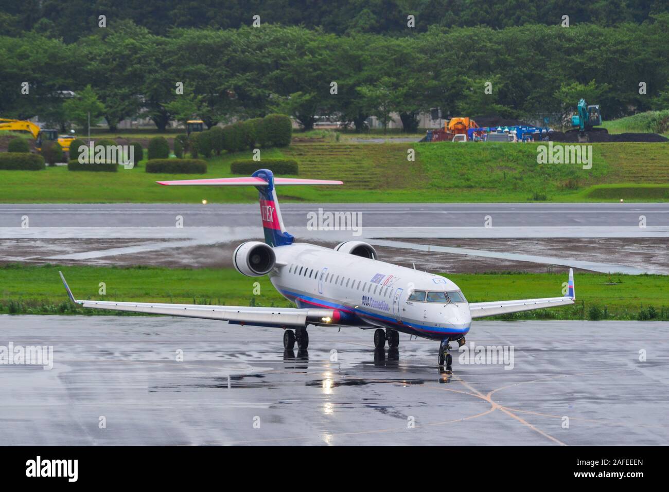Tokyo, Giappone - Lug 4, 2019. JA09RJ Ibex Airlines Bombardier CRJ-700ER di rullaggio sulla pista dell'aeroporto Narita di Tokyo (NRT). Narita è uno dei più trafficati di un Foto Stock