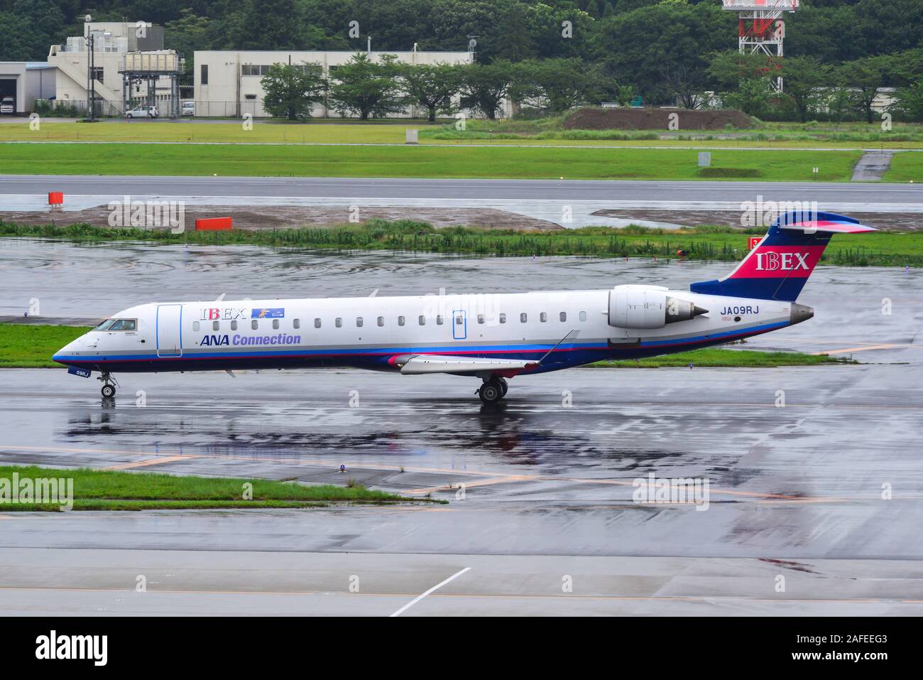 Tokyo, Giappone - Lug 4, 2019. JA09RJ Ibex Airlines Bombardier CRJ-700ER di rullaggio sulla pista dell'aeroporto Narita di Tokyo (NRT). Narita è uno dei più trafficati di un Foto Stock
