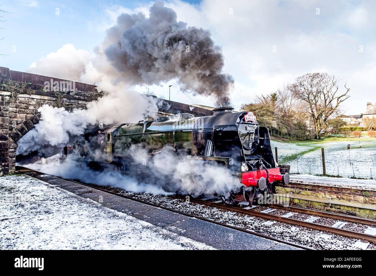 Il treno a vapore Santa Special Steam nostalgia che passa attraverso High Bentham nel nord dello Yorkshire sulla strada per York, visto qui con la LMS Royal Scot Classe 7P, 4-6-0; 46115 Scozzesi Guardsman locomotiva a vapore Foto Stock