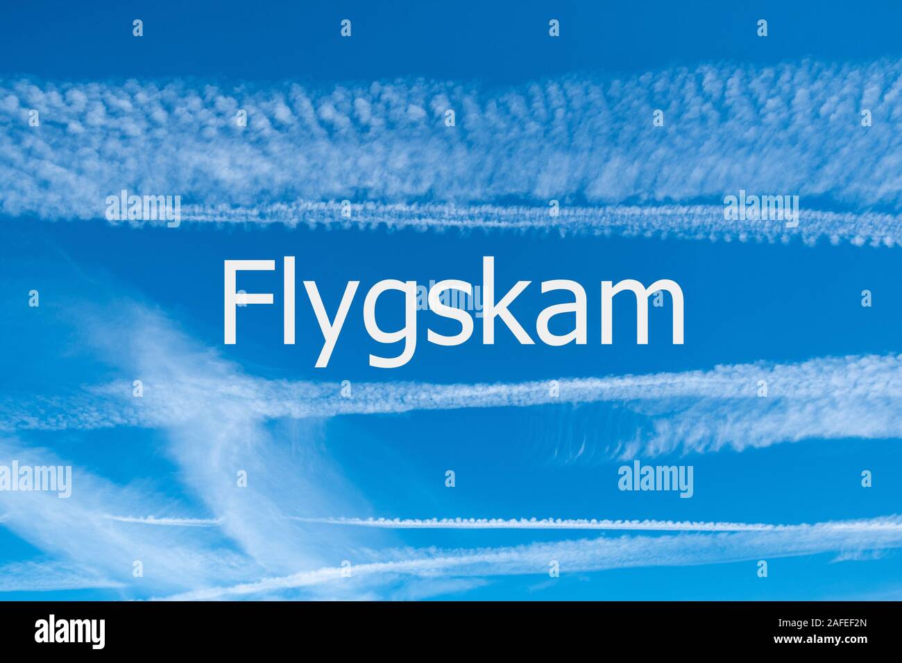 Cambiamenti climatici e flygskam Concetto di immagine con il blu del cielo e sentieri di vapore da aeromobili con la parola flygskam (Svedese per battenti vergogna) Foto Stock