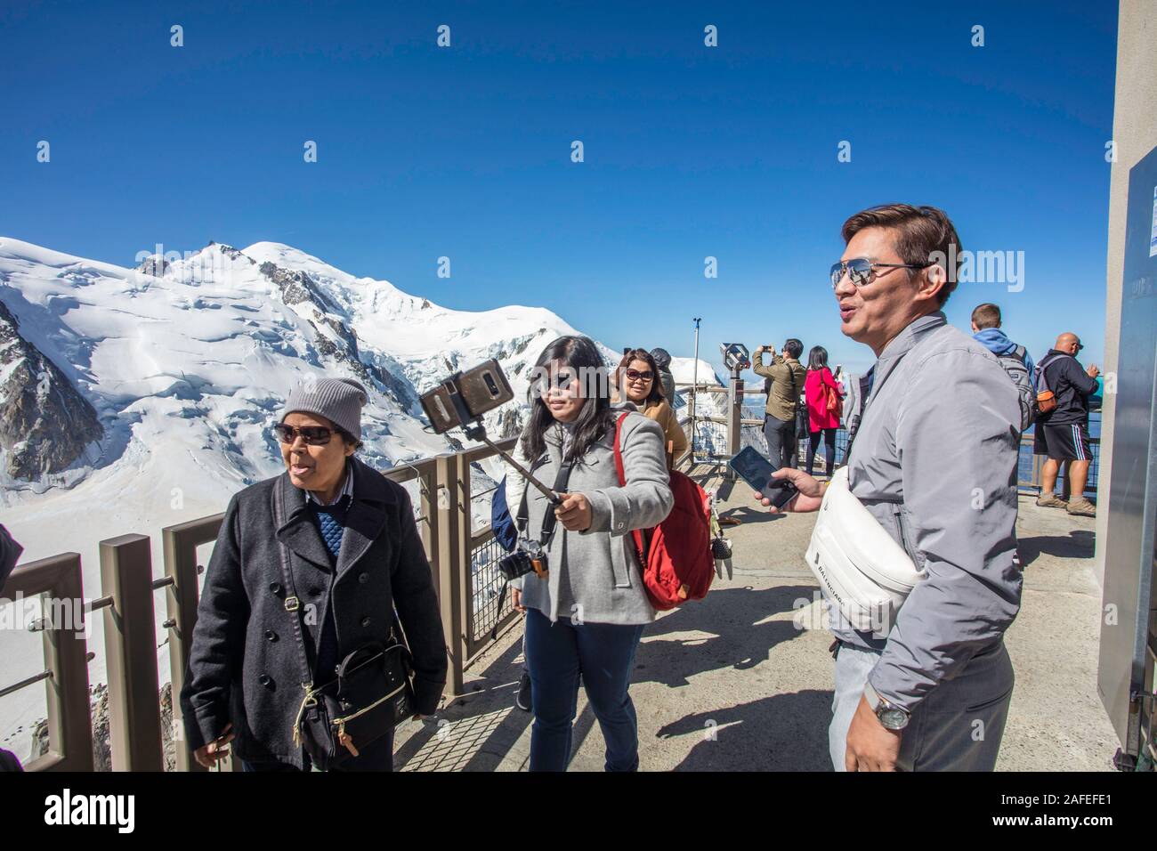 I turisti scattare foto di Mont Blanc da Aiguille du Midi, Chamonix. Francia Foto Stock