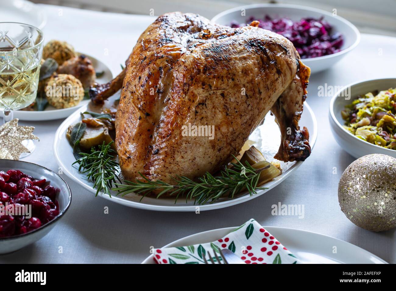 Cena di Natale con il tacchino arrosto corona e verdure Foto Stock