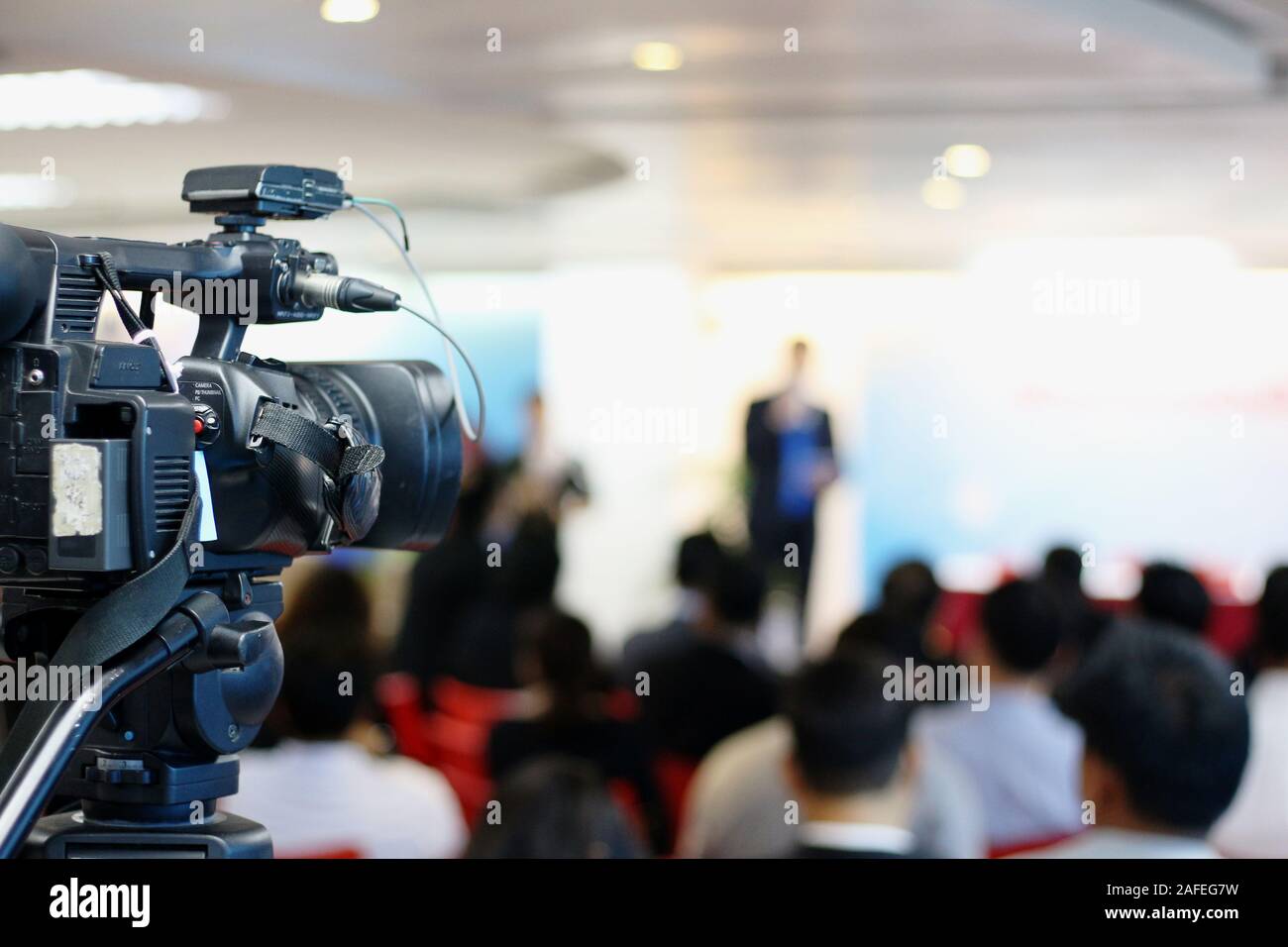 I supporti di registrazione di video durante la conferenza stampa. I giornalisti sono colloqui, con il cameraman registrazione agenzie di notizie si riuniscono a ma Foto Stock