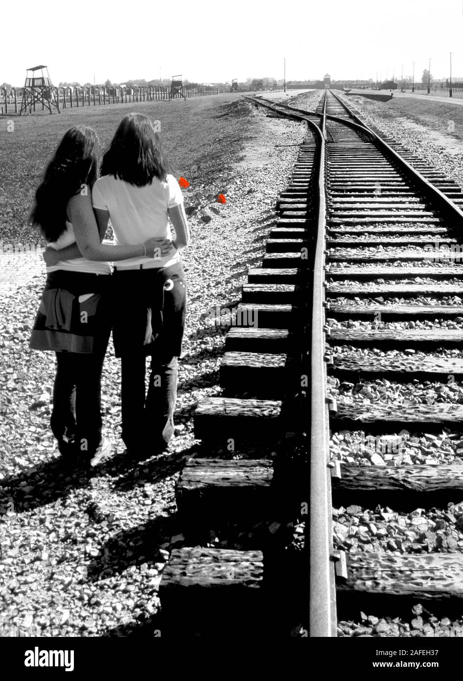 Ricordiamo Auschwitz! Due ragazze norvegesi in viaggio per la pace. Qui vengono alla fine del tracciato ferroviario nel campo di concentramento di Auschwitz II - Birkenau. Foto Stock