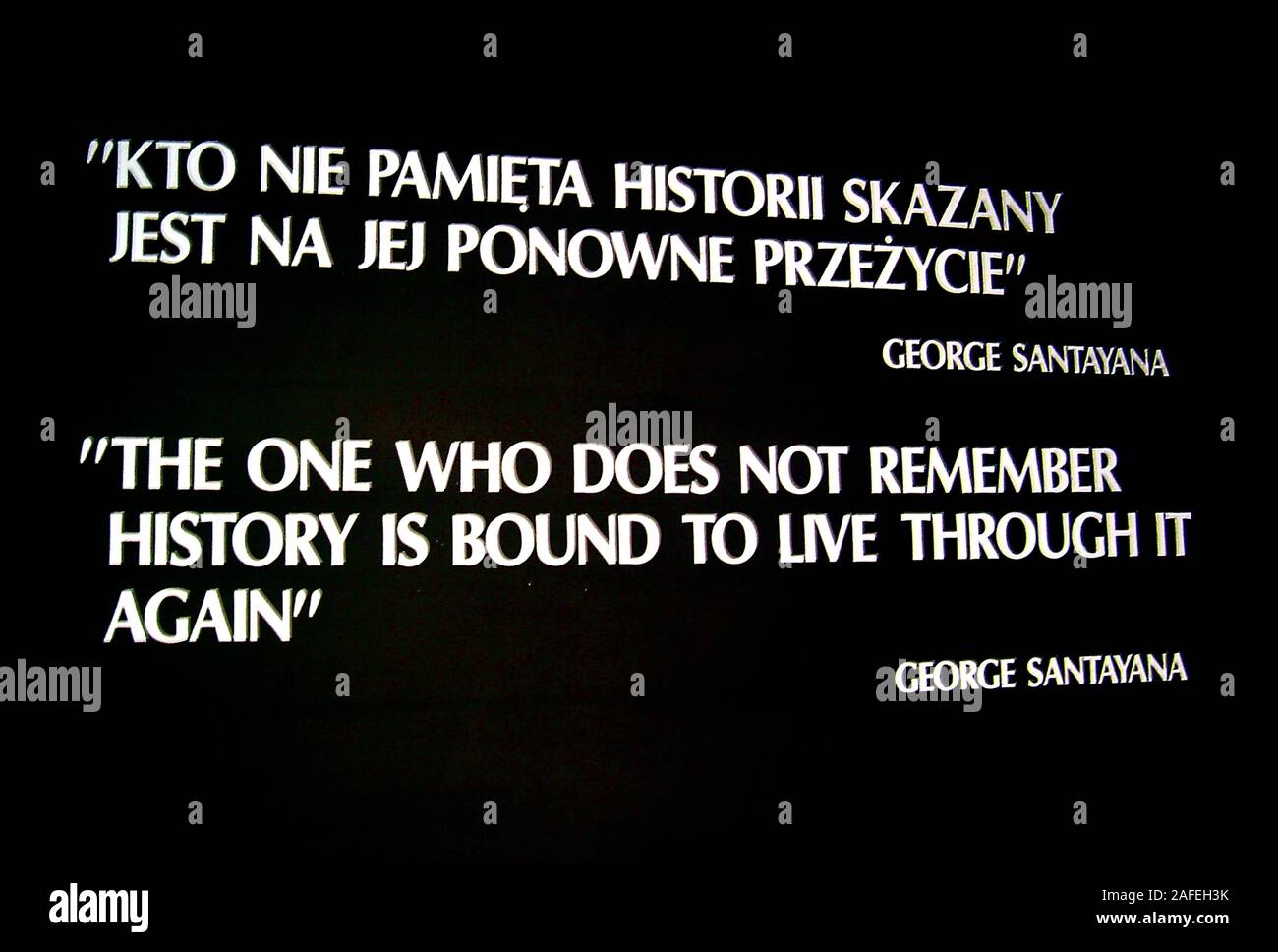 La famosa citazione di George Santayana visualizzata su una delle porte di barak in Auschwitz consentration I campi in Polonia. Foto Stock