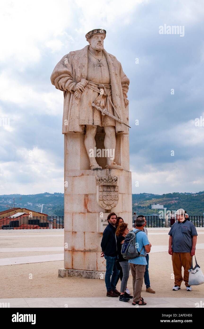 Statua di re Dom João III (1502 - 1557) nel patio das Escoles cortile quadrato dell'Università di Coimbra, Coimbra, Portogallo Foto Stock