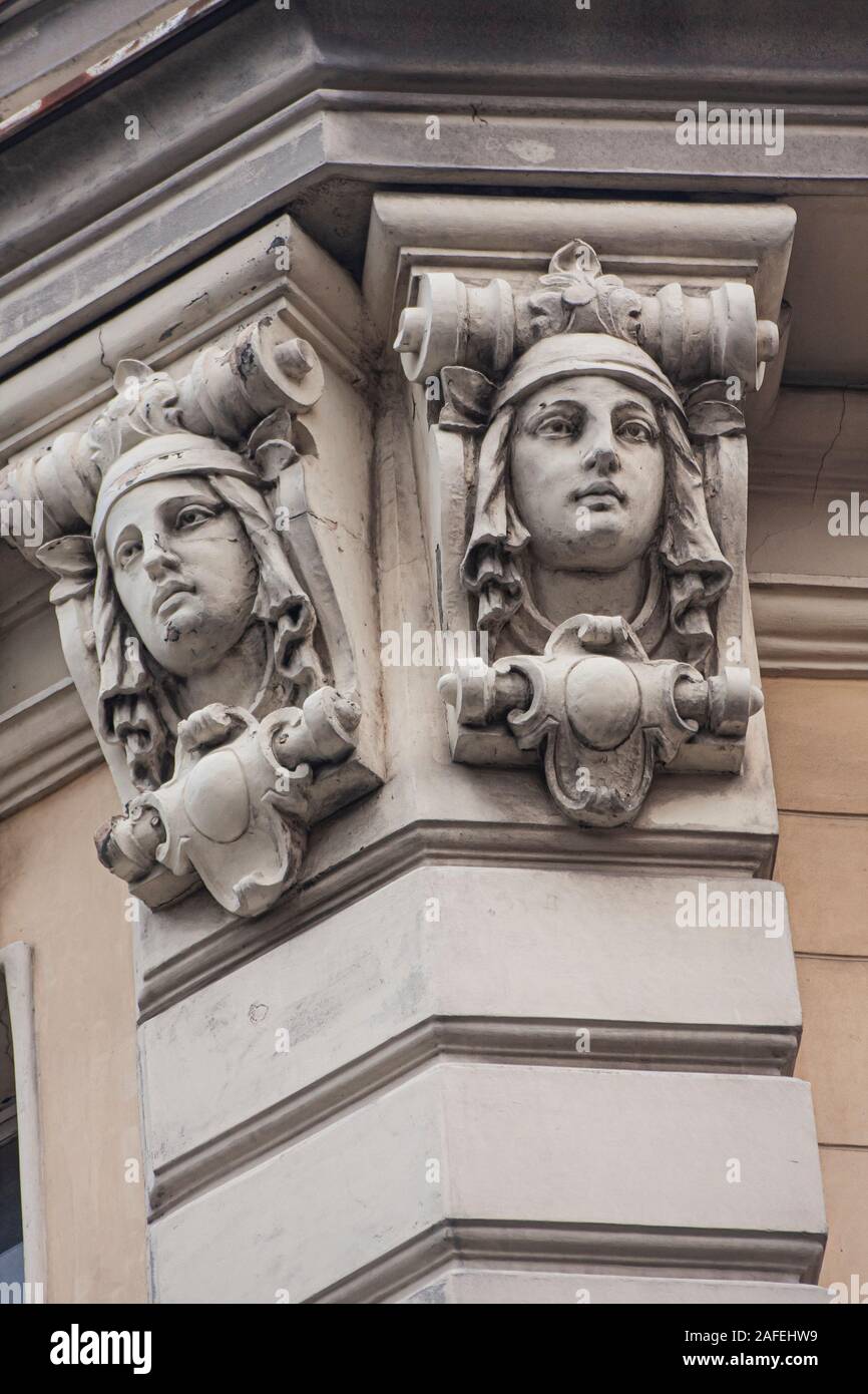 Mascheroni close up viso donne elementi di architettura decorazioni degli edifici finestre ad archi e balaustra in stucco di gesso gesso Foto Stock