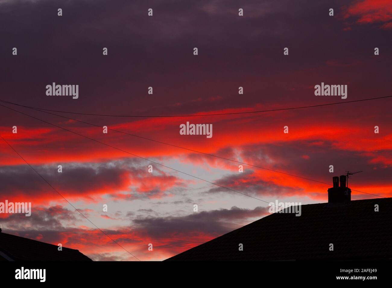 Fiery Sunset over Honley tetti Foto Stock