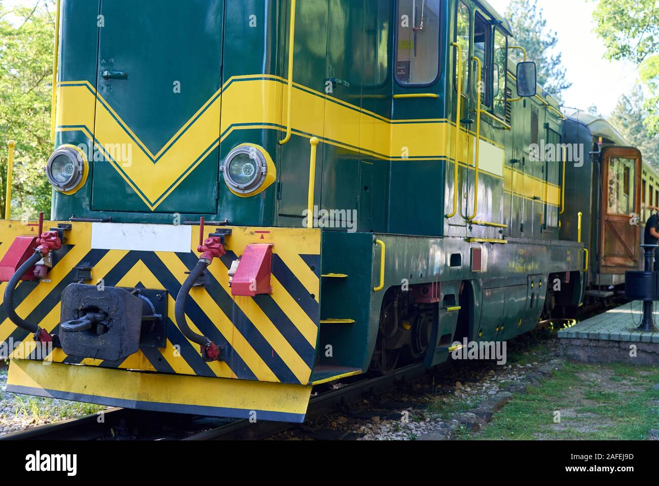 Locomotiva verde parcheggiato in una stazione ferroviaria - dettaglio Foto Stock