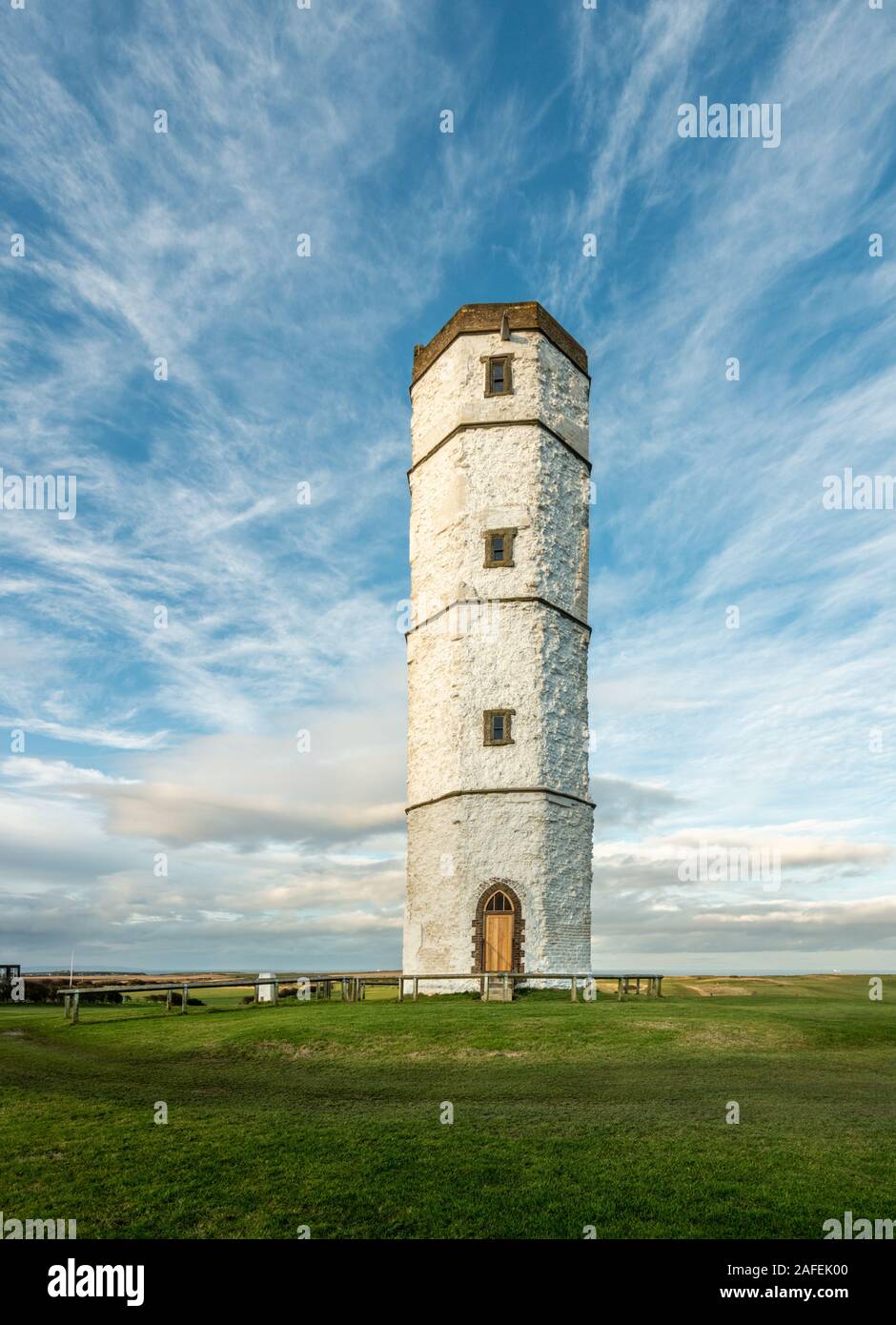 La vecchia torre di gesso elencato la costruzione a Flamborough Head con uno splendido sfondo del cielo, East Riding of Yorkshire, Regno Unito Foto Stock