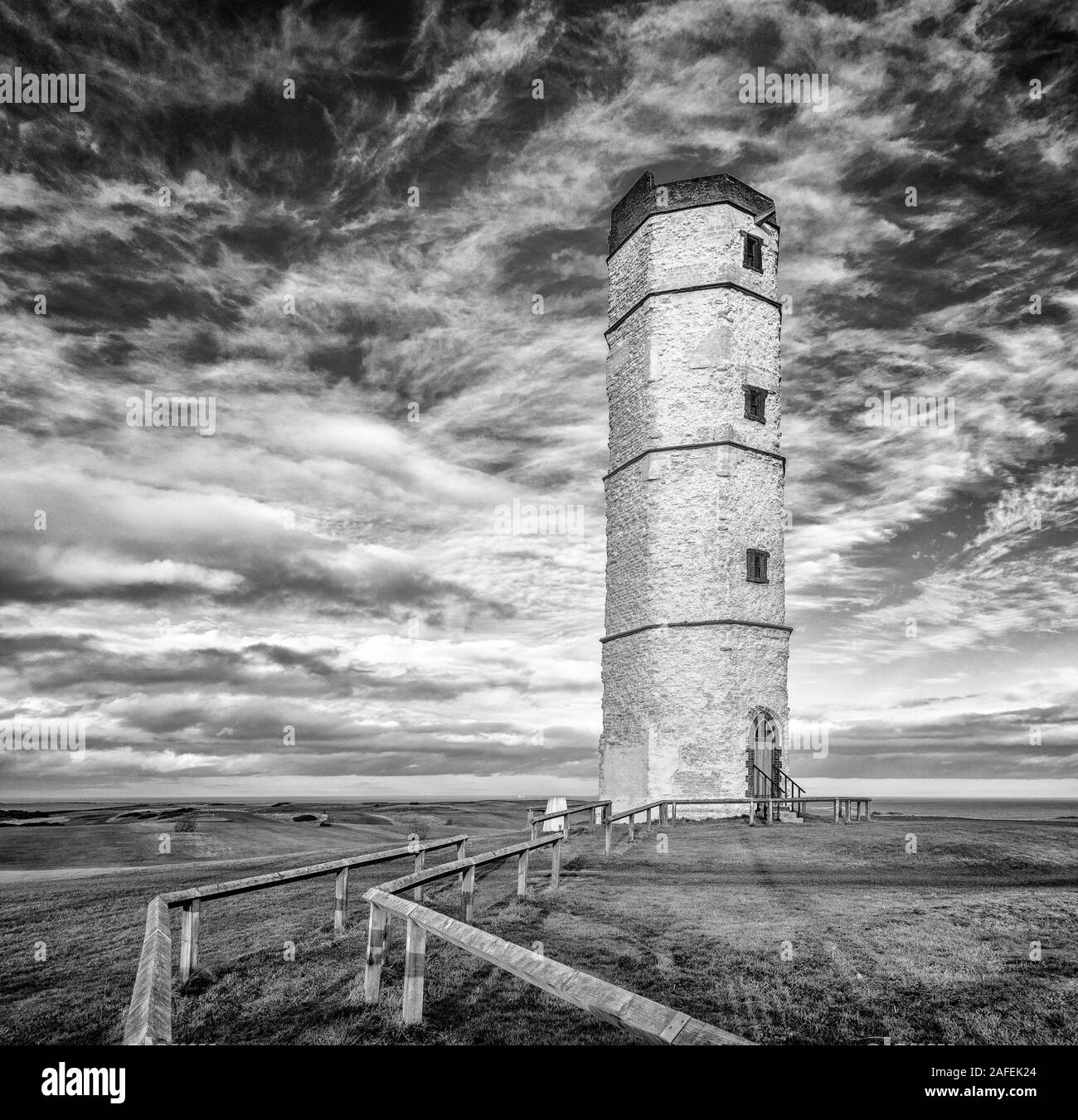 La vecchia torre di gesso elencato la costruzione a Flamborough Head con uno splendido sfondo del cielo, East Riding of Yorkshire, Regno Unito Foto Stock
