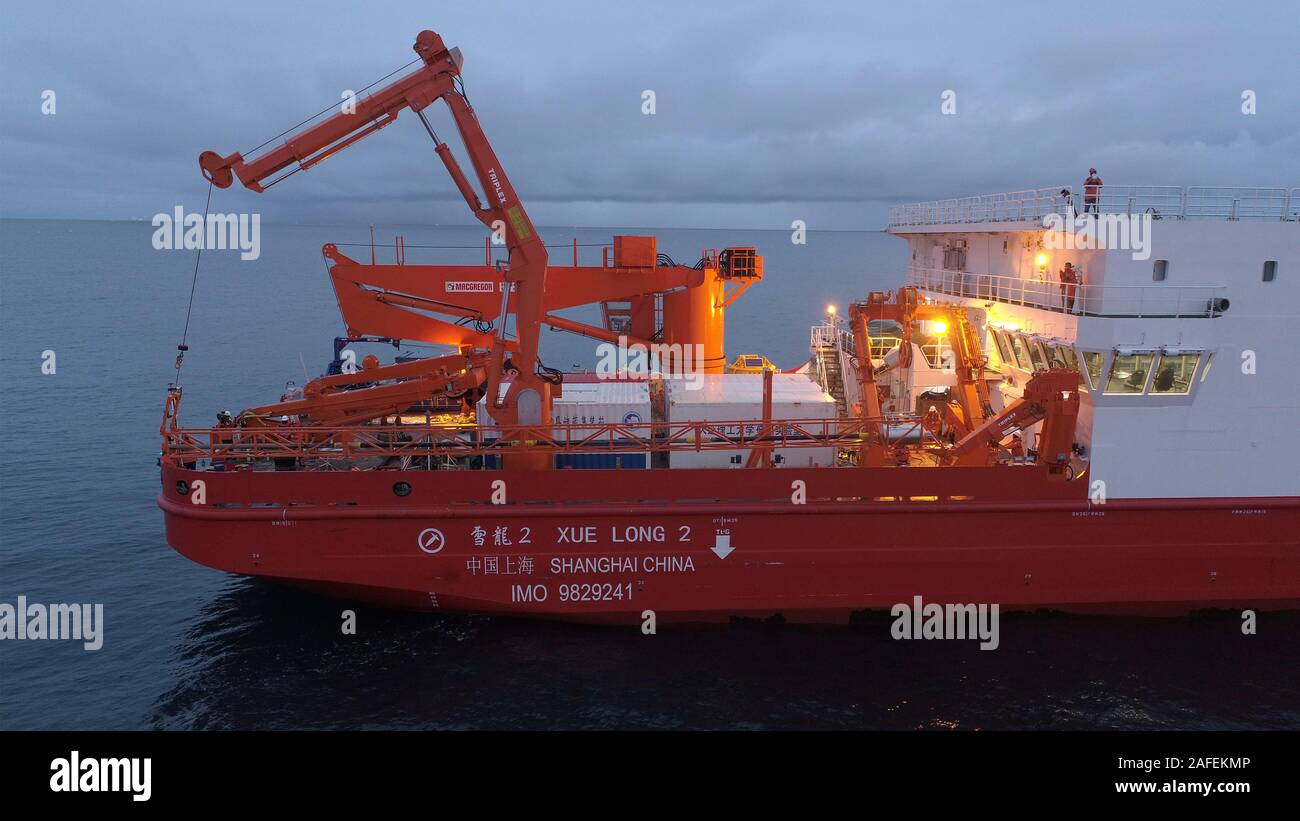 A bordo Xuelong 2. 15 Dic, 2019. Foto aerea mostra i membri del team della Cina al trentaseiesimo spedizione in Antartide di ritirare la gravità del pistone del dispositivo di campionamento su della Cina di rompighiaccio polare Xuelong 2 in mare i cosmonauti 15 dicembre 2019. La spedizione sarà condotta multidisciplinari di osservazioni sul mare, atmosfera, ice shelf e biologia. Credito: Liu di spedizione/Xinhua/Alamy Live News Foto Stock