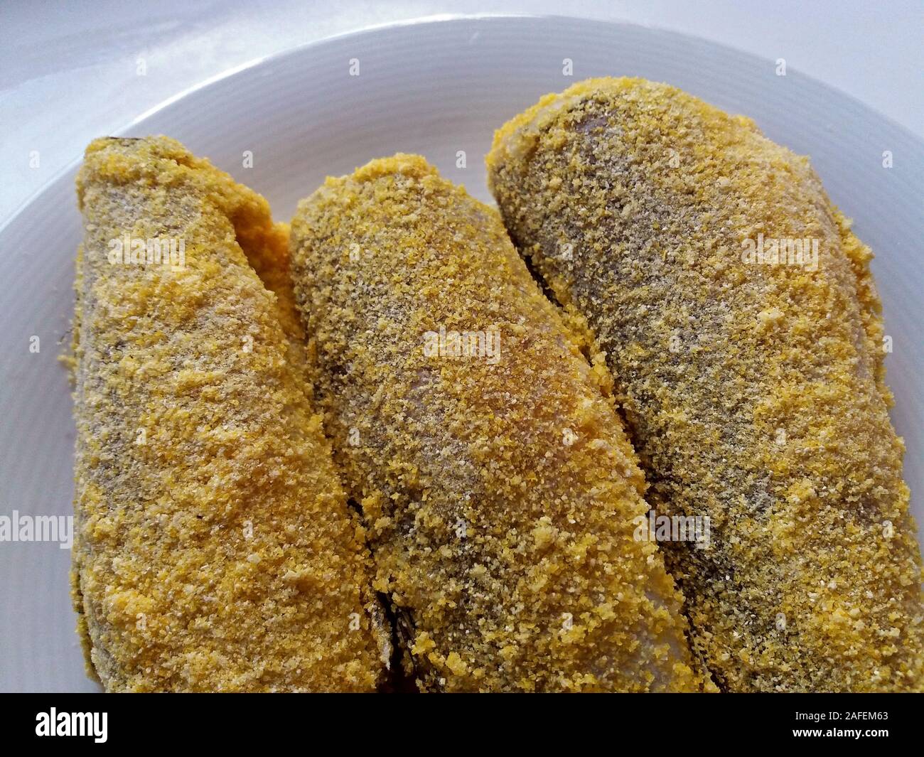 Pesce cosparsa di farina, redy per friggere. Close up Foto Stock
