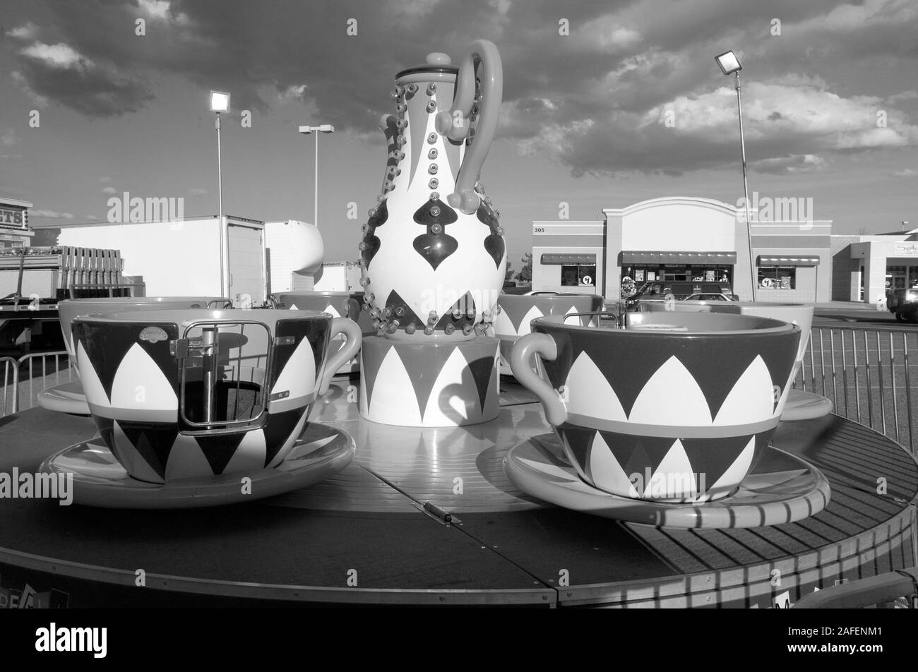 Lavoratori impostare un viaggio carnival show, in bianco e nero. Foto Stock