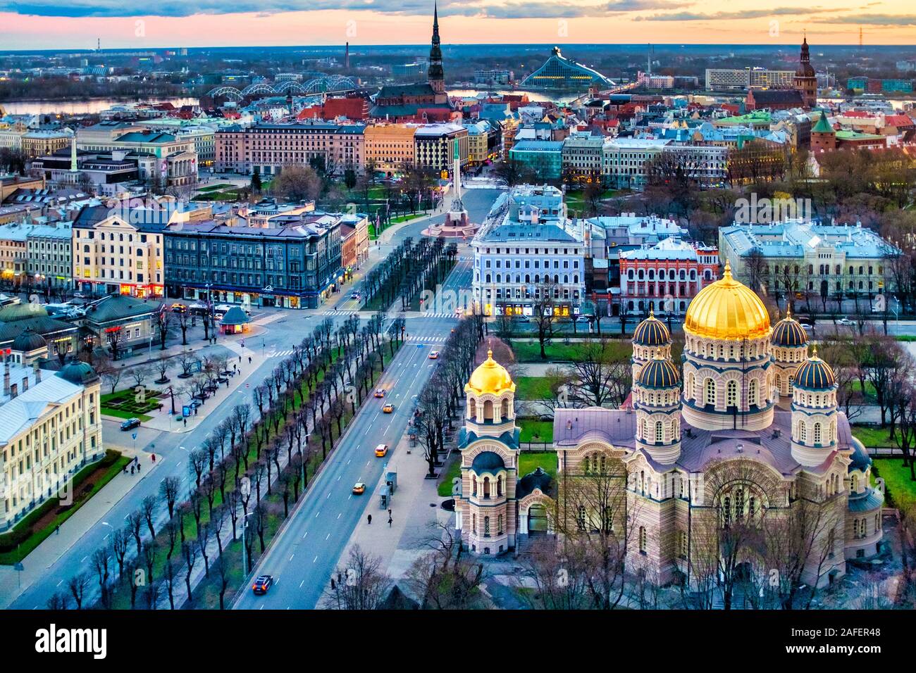 Vista panoramica di Riga dalla Skyline Rooftop Bar, Riga, Lettonia Foto Stock