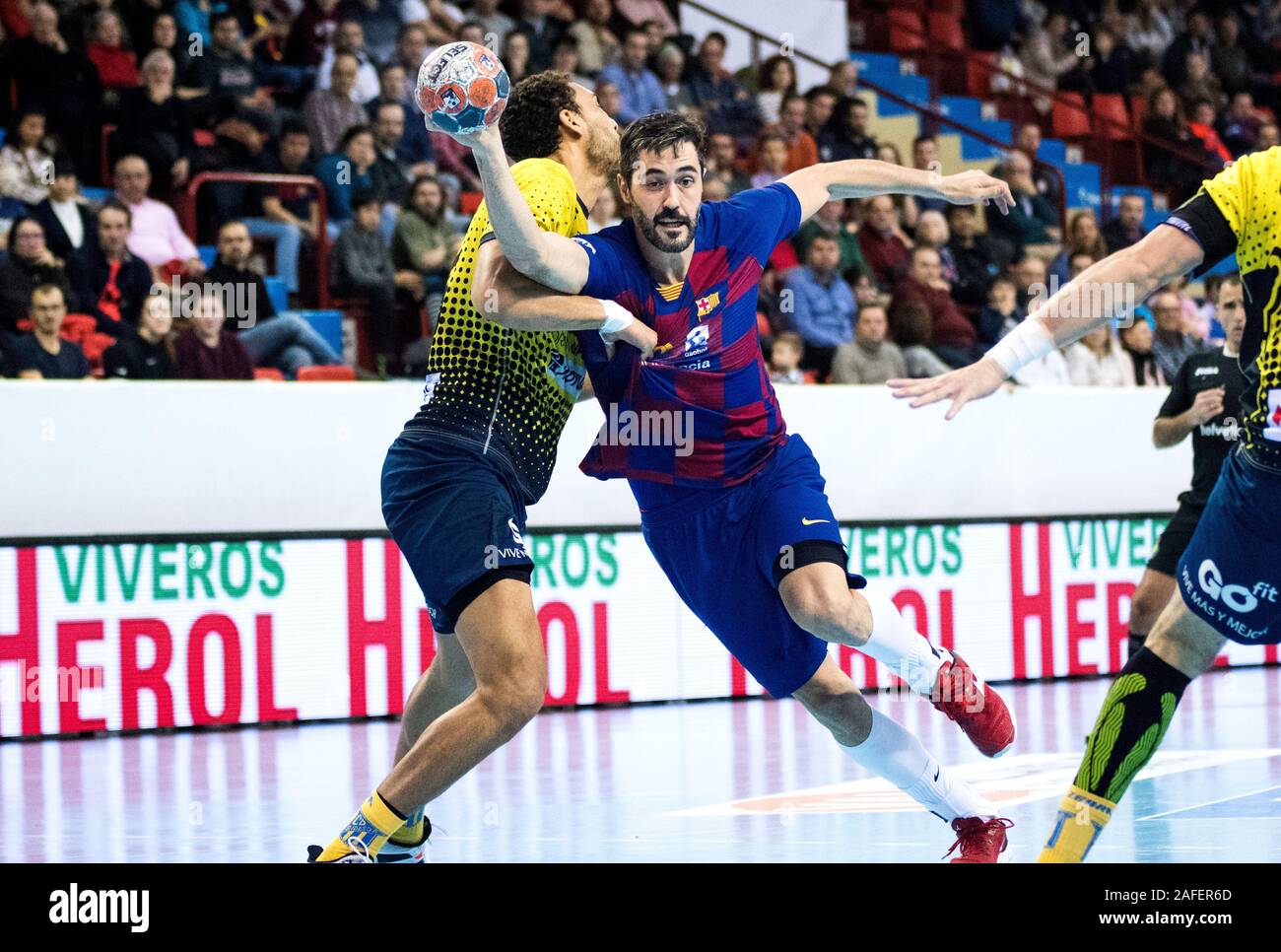 Valladolid, Spagna. Il 15 dicembre, 2019. Matheus da Silva (Bidasoa Irun) tenta di bloccare un colpo di Raul Entrerrios (FC Barcelona) durante la partita di pallamano di Asobal finale Coppa di Spagna tra FC Barcelona e Bidasoa Irun al centro sportivo "Huerta del Rey' sul dicembre 15, 2019 in Valladolid, Spagna. © David Gato/Alamy Live News Foto Stock