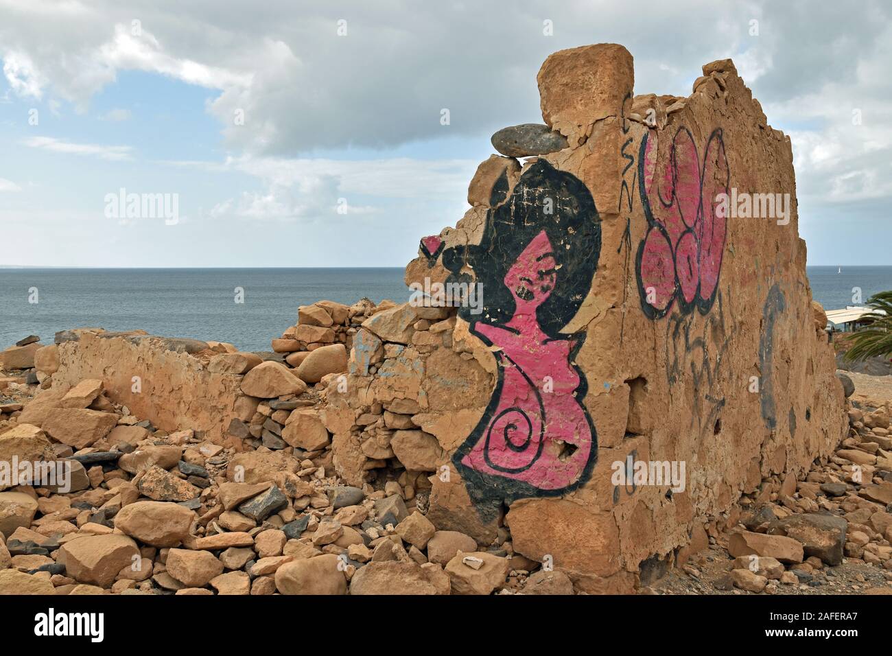 Edificio fatiscente con grafitti Papagayos sulla spiaggia di Lanzarote Foto Stock