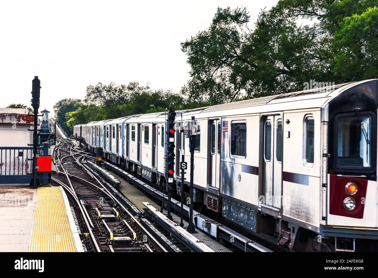 Treno in arrivo al Mets - punto Willets stazione ferroviaria. Il trasporto e il concetto di città. La città di New York. Stati Uniti. Foto Stock