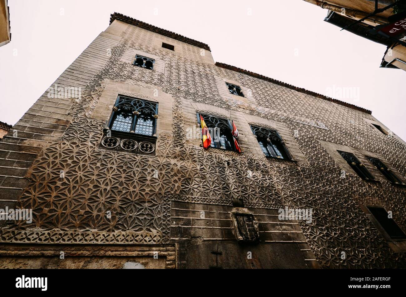 Segovia, Spagna - 8 Dicembre 2019: vecchi edifici di Segovia, Spagna decorata con pattern unici Foto Stock