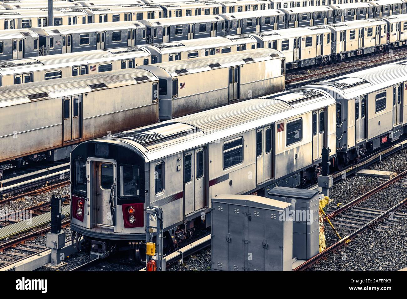 Fila di treni in officina di manutenzione al tramonto. Città e concetto di trasporto. La città di New York. Stati Uniti. Foto Stock