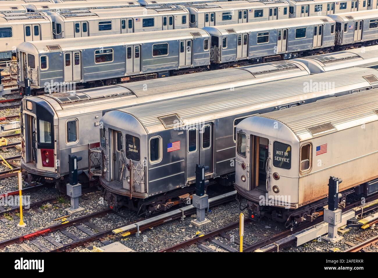 Fila di treni in officina di manutenzione al tramonto. Città e concetto di trasporto. La città di New York. Stati Uniti. Foto Stock