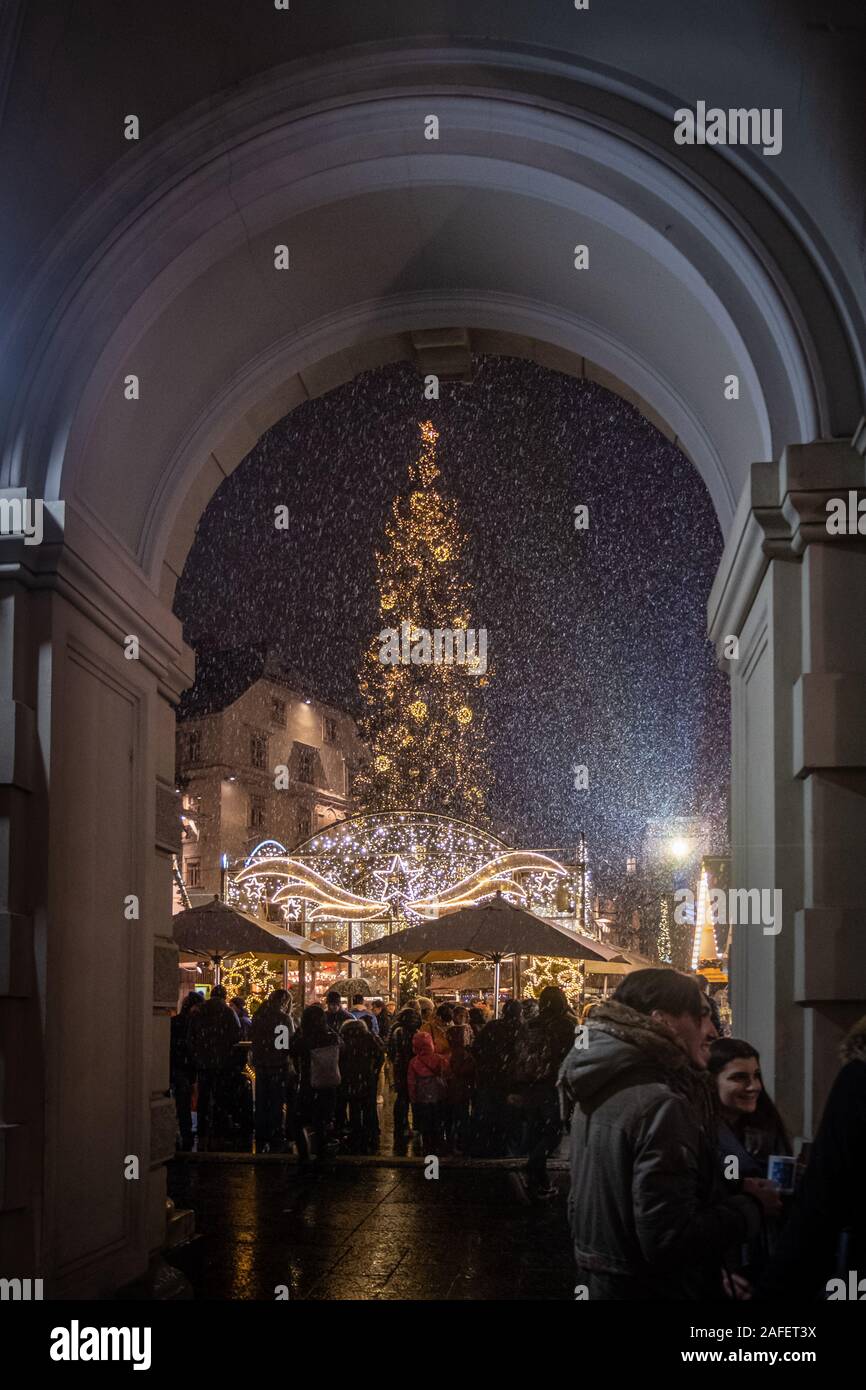 Nevicata sul mercato di Natale Christkindlmarkt sulla piazza principale dal municipio Rathaus in Graz, Stiria, Austria Foto Stock