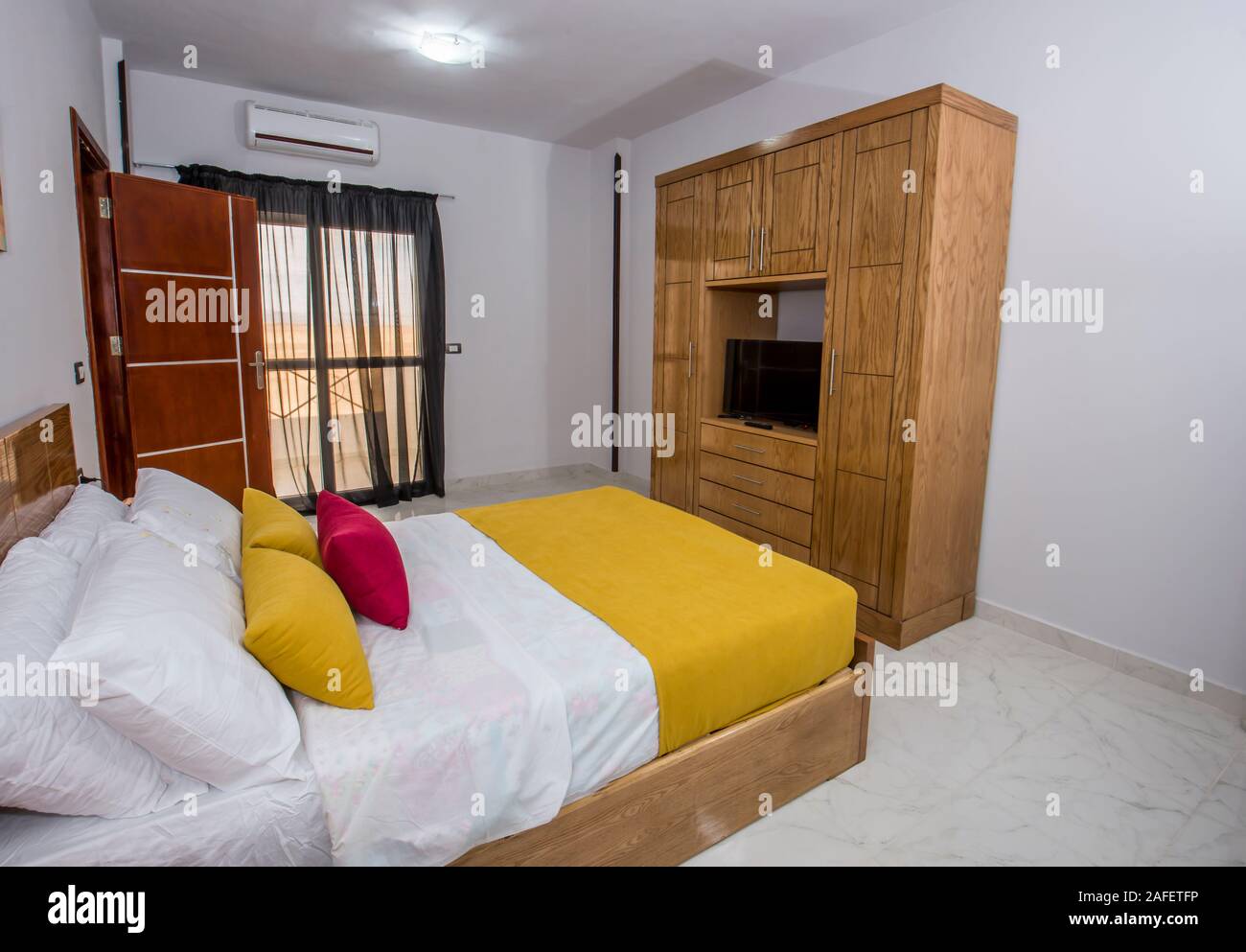 Interior design decor e arredamento di un appartamento di lusso Camera da letto con letto matrimoniale e balcone Foto Stock
