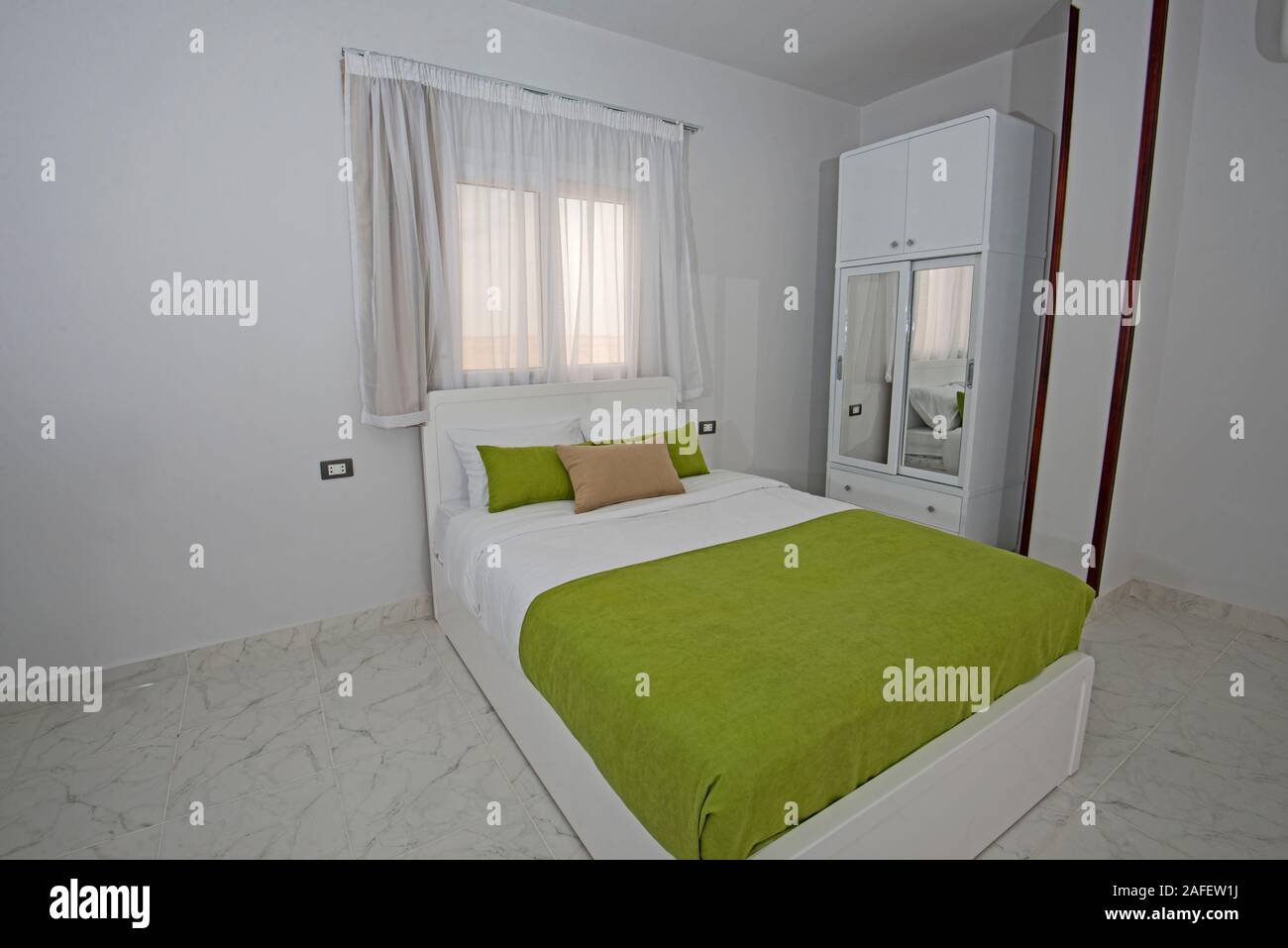 Interior design decor e arredamento di un appartamento di lusso Camera da letto con letto matrimoniale e armadio Foto Stock