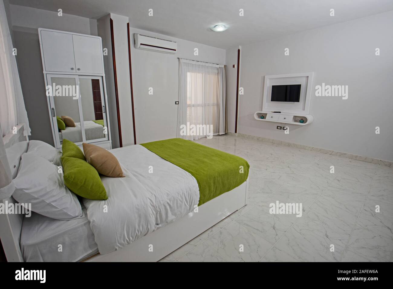 Interior design decor e arredamento di un appartamento di lusso Camera da letto con letto matrimoniale e armadio Foto Stock