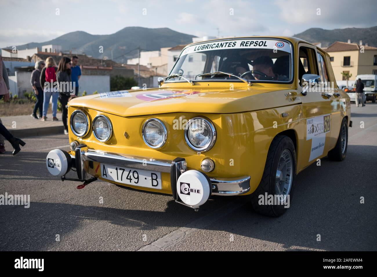 Un classico giallo rally car Renault 8 TS al VI Rallye Bodegas Xaló 2018 (Xaló, Marina Alta, Alicante, Comunidad Valenciana, Spagna) Foto Stock