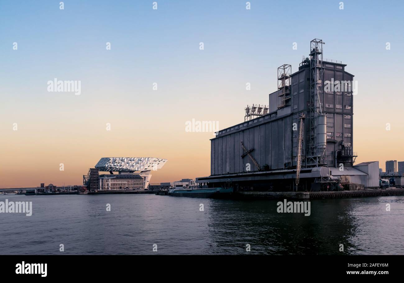 Anversa, Belgio - 17 Novembre 2019: Il nuovo moderno porto casa accanto ai vecchi magazzini del grano nel porto di Anversa. Foto Stock