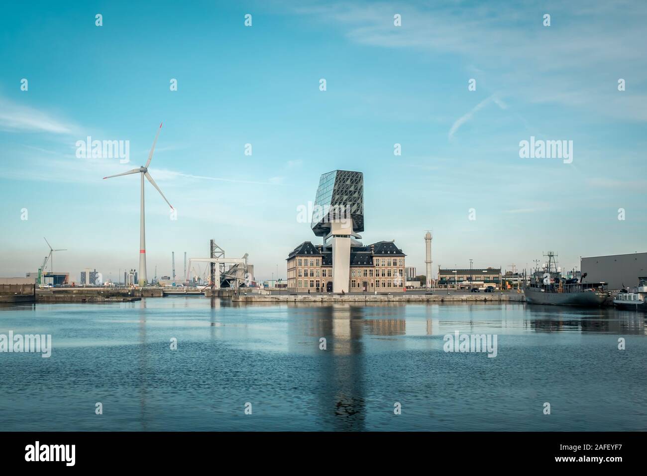 Porto di Anversa panorama. Vista sulla moderna Port House, vicino a Zaha Hadid Foto Stock