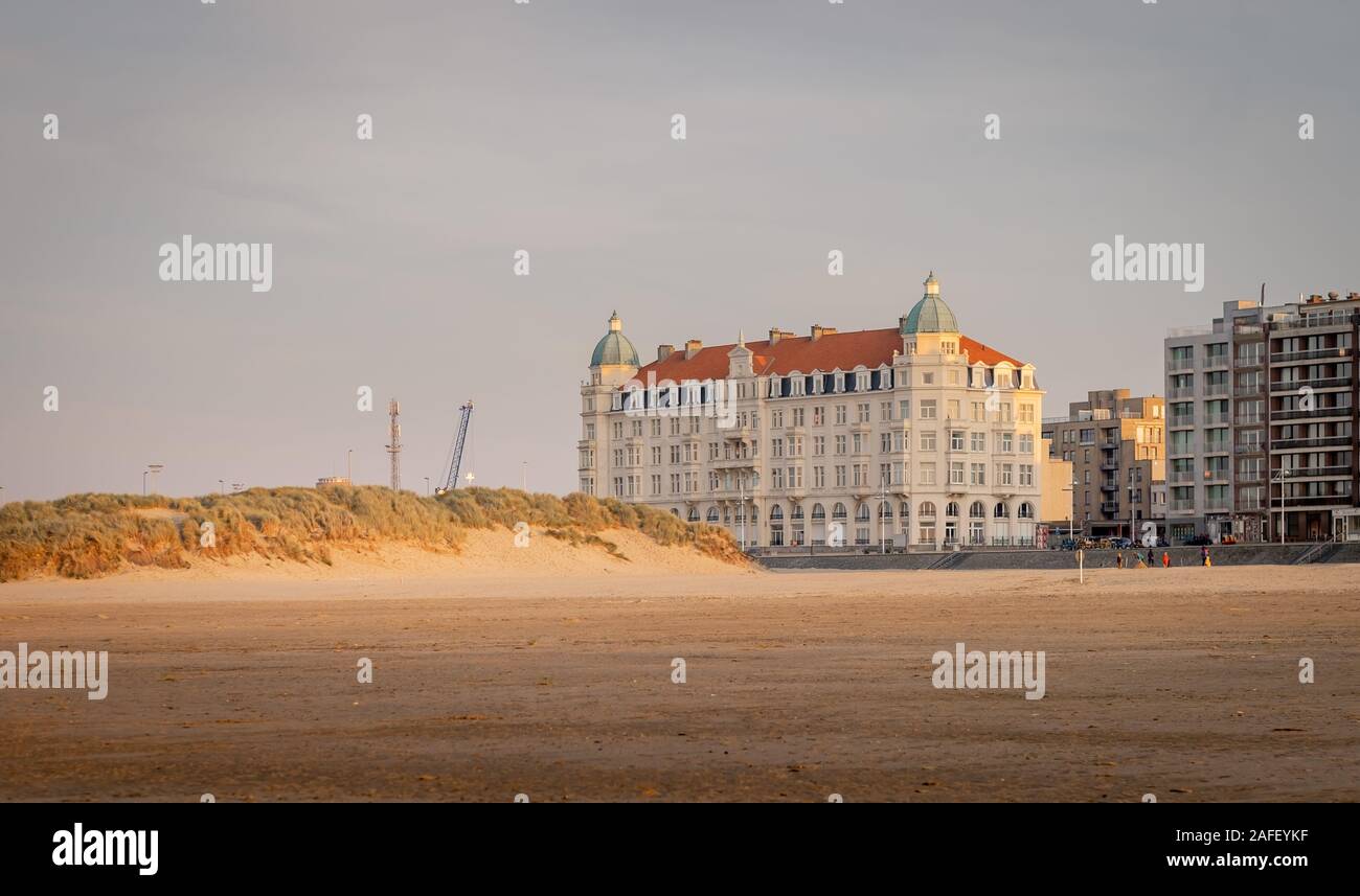 Edificio storico sulla spiaggia di Zeebrugge Foto Stock